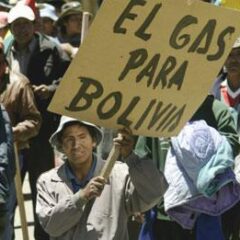 BoliviaPress 4 de noviembre 2003: En Bolivia las riquezas naturales son explotadas por transnacionales, mientras los municipios administran los desechos de empresas privadas