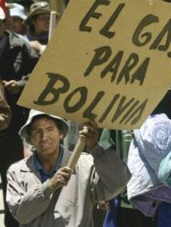 BoliviaPress 4 de noviembre 2003: En Bolivia las riquezas naturales son explotadas por transnacionales, mientras los municipios administran los desechos de empresas privadas