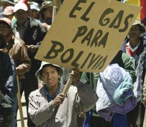 BoliviaPress 4 de noviembre 2003: En Bolivia las riquezas naturales son explotadas por transnacionales, mientras los municipios administran los desechos de empresas privadas