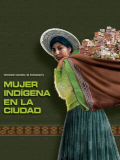 Mujer indígena en la ciudad. Libro del concurso de fotografía