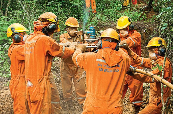 Trabajadores de BGP Bolivia en trabajos de exploración en la Amazonía boliviana. Foto: Energía Bolivia.