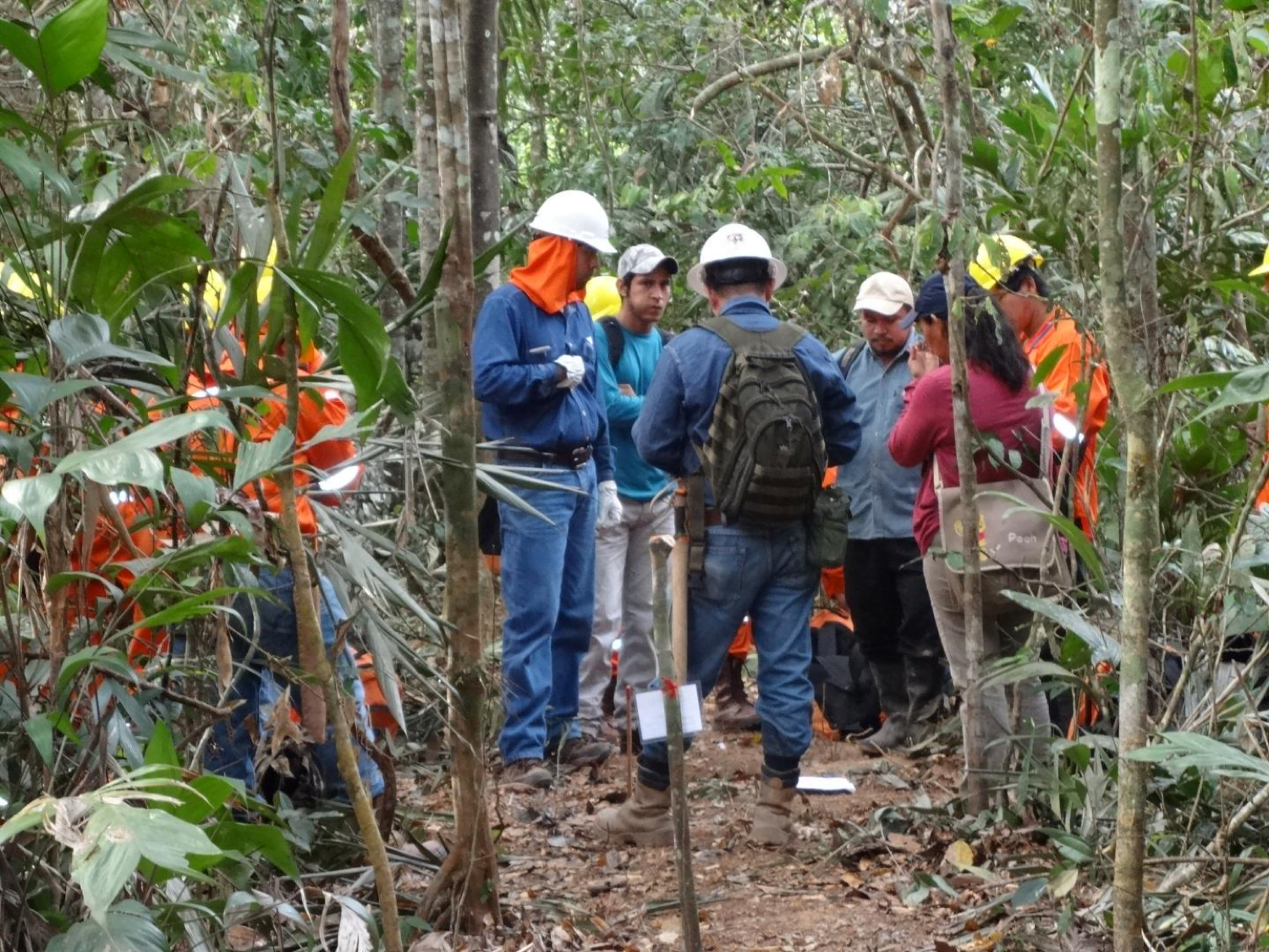 Monitores ambientales en pleno trabajo de supervisión de la labor de las operaciones de BGP Bolivia. Foto: Monitores Socioambientales.