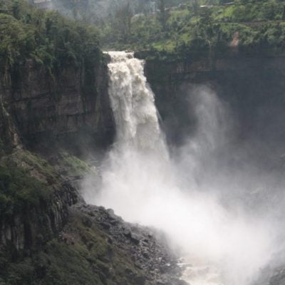 Así luce el Salto del Tequendama cuando abren las compuertas del embalse aguas arriba. Foto: Ángela Contreras-Wikimedia Commons.