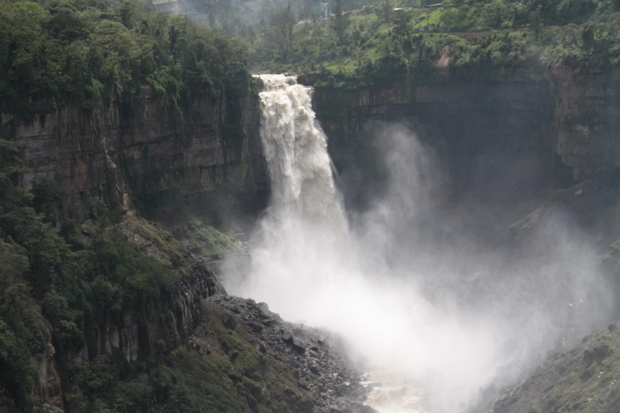 Así luce el Salto del Tequendama cuando abren las compuertas del embalse aguas arriba. Foto: Ángela Contreras-Wikimedia Commons.