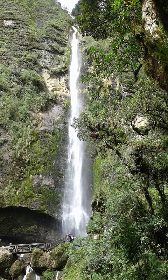 Cascada de chorro de Girón, un lugar turístico donde, además, el pueblo de Girón capta agua. Foto: Bolívar Quezada.