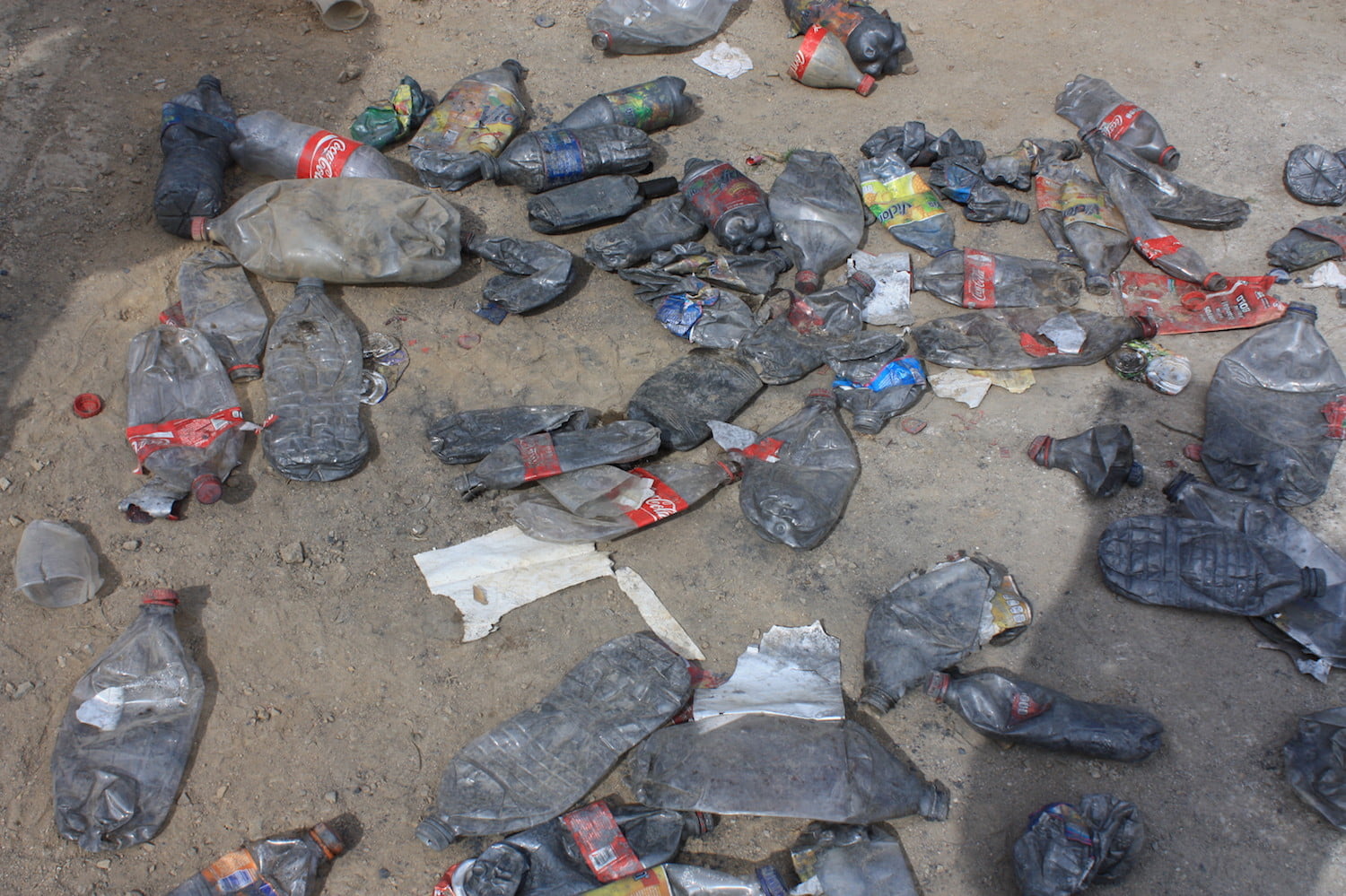 El mercurio se traslada de manera ilegal en botellas de plástico. Foto: Karen de la Torre.