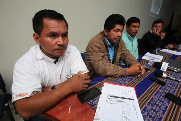 Los dirigentes del grupo indígena Tacana Edgar García (i), Rolando Justiniano (2-i), y Hernán Ávila (2-d),junto al representante del Centro de Documentación de Información Bolivia (Cedib), Marco Antonio Gandarillas (d) en La Paz (Bolivia). EFE