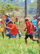 Pelea por tierra en Cotoca deja heridos y golpeados (El Día, 19/Nov/2012)